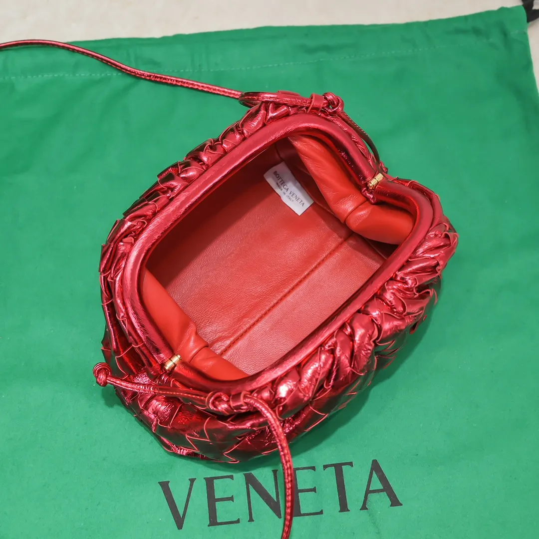 Bv 2022 early spring new cloud bag is launched as one of the classic models. The designer adopts a different and brand-new look to appear in the public eye. The texture of deerskin is more wear-resistant and easy to care for than traditional leather. It is unexpectedly good to match. It is full of style when you take it. It is sparkling in daily light. It is even more sparkling and lovely in the sun. Every time it is new, it can make people's eyes shine. It’s hard not to fall in love with it, model number: 6671#, size 22x13x5cm